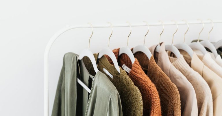 découvrez comment créer une capsule wardrobe efficace pour simplifier votre dressing, gagner du temps et adopter un style unique et intemporel tout au long de l'année.