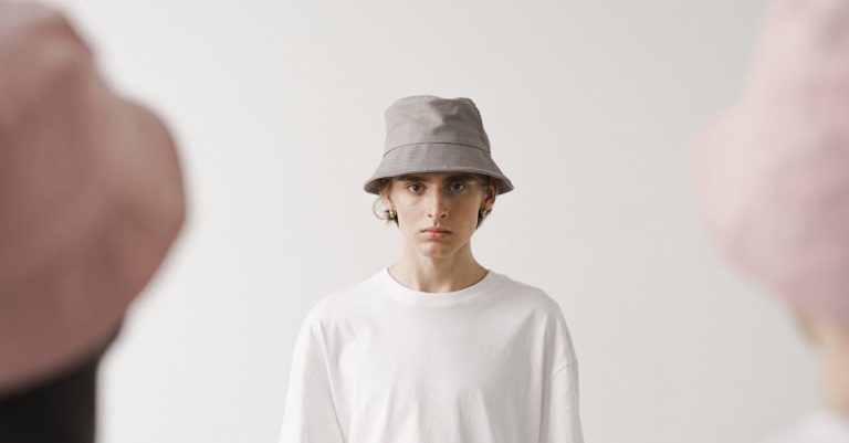 découvrez comment maîtriser le look monochrome pour un style élégant et moderne, en utilisant des nuances ton sur ton pour un effet harmonieux.