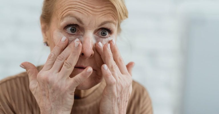 découvrez nos conseils et astuces pour une routine quotidienne de soins du visage afin de garder une peau saine, éclatante et bien hydratée.