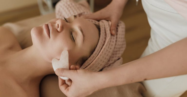 découvrez notre soin du visage doux et naturel, idéal pour choyer votre peau en douceur et lui apporter éclat et hydratation.
