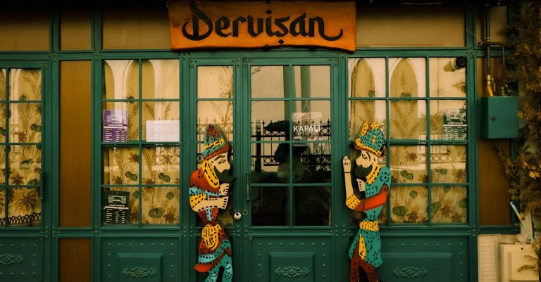 découvrez l'histoire et les aventures d'hacivat, personnage traditionnel du théâtre d'ombre turc, symbole de sagesse et d'humour.