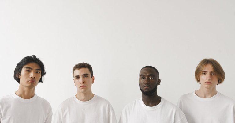 découvrez la mode minimaliste : élégance, simplicité et sobriété pour un style épuré et moderne au quotidien.