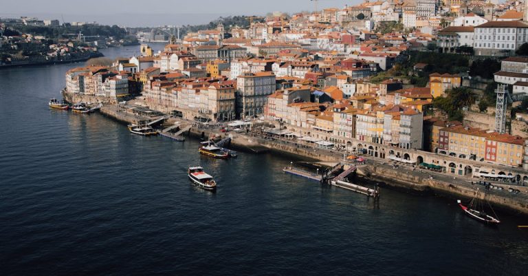 découvrez les créateurs de mode européens qui façonneront les tendances en 2026, alliant innovation, élégance et savoir-faire unique.