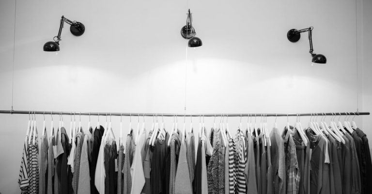 découvrez la mode minimaliste : élégance simple, lignes épurées et style intemporel pour un look chic et moderne.