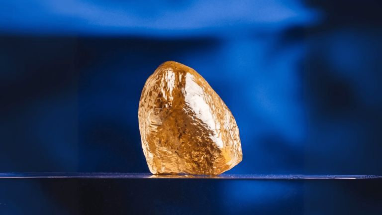 Vieux de 2 milliards d'années, un diamant jaune de 158,20 carats vient d'être découvert au...