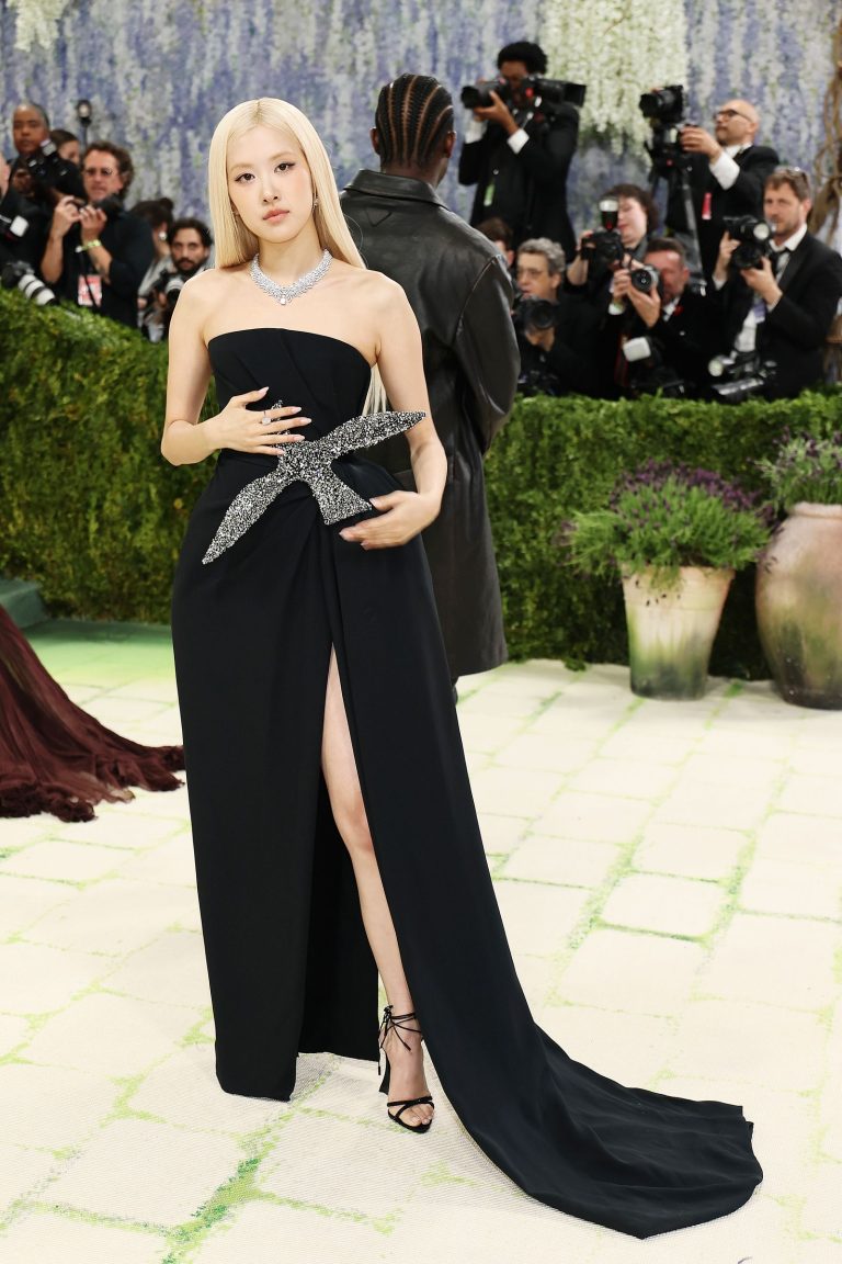 Rosé fait du total look cuir le fantasme mode de l'été