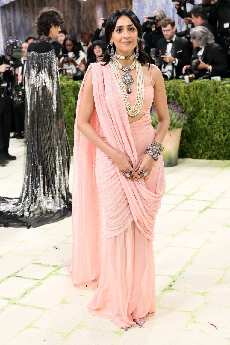 La princesse Gauravi Kumari portait le sari de sa grand-mère, orné d’un collier de plus de 1000...