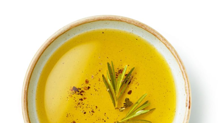 Shot d'huile d'olive &agrave; jeun le matin : 3 astuces de nutritionnistes pour profiter de tous...