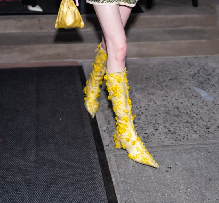 Hunter Schafer ose en avant-première les bottes les plus désirables de...